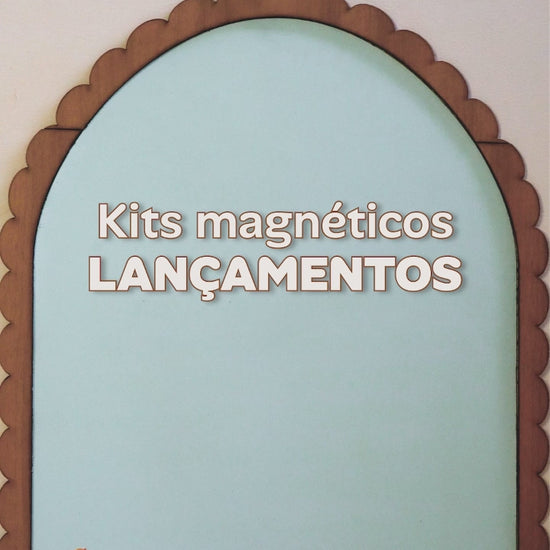 Crianças brincando com os kits magnéticos Nido na lousa