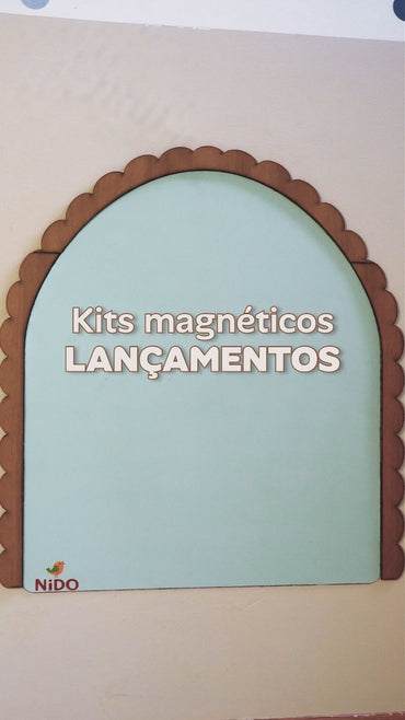 Crianças brincando com os kits magnéticos Nido na lousa