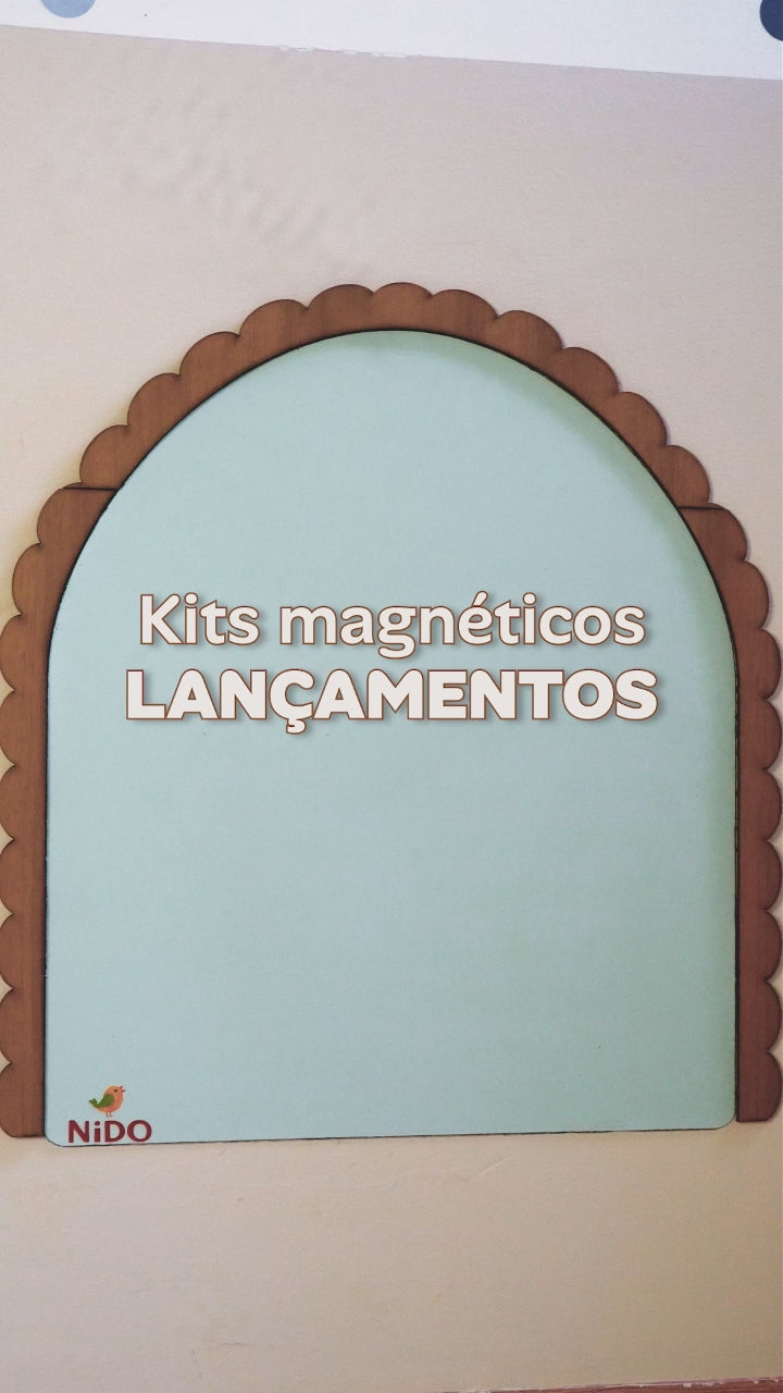 Crianças brincando com os kits magnéticos Nido na lousa